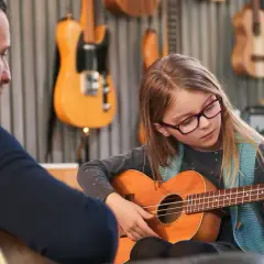 Naucz się grać zawsze tam gdzie ty na ukulele - kompletny poradnik 2025