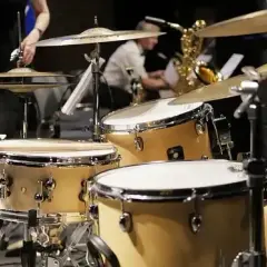 Jak jazzowy instrument perkusyjny kształtuje brzmienie jazzu