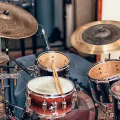 Mistrzowska perkusja jazzowa: sekrety brzmienia i techniki gry mistrzów