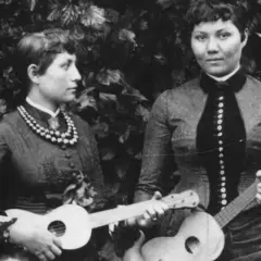 Fascynująca historia ukulele: poznaj prawdziwe pochodzenie hawajskiej gitary