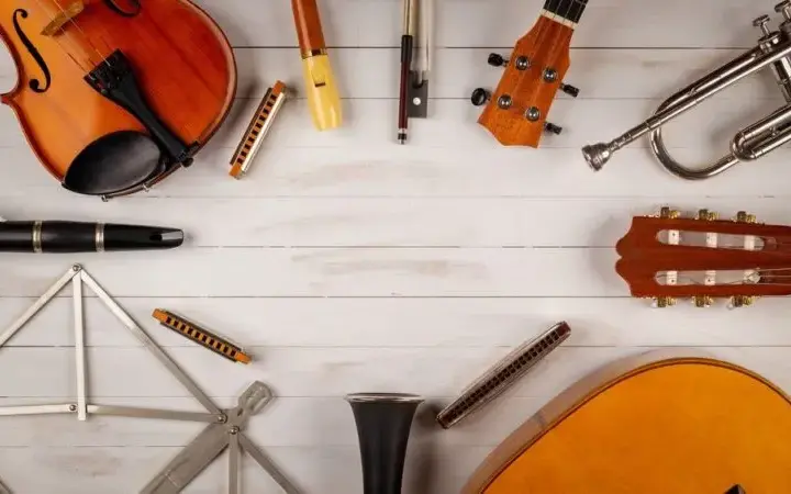 Gitara i skrzypce jako instrumenty muzyczne - różnice i charakterystyka