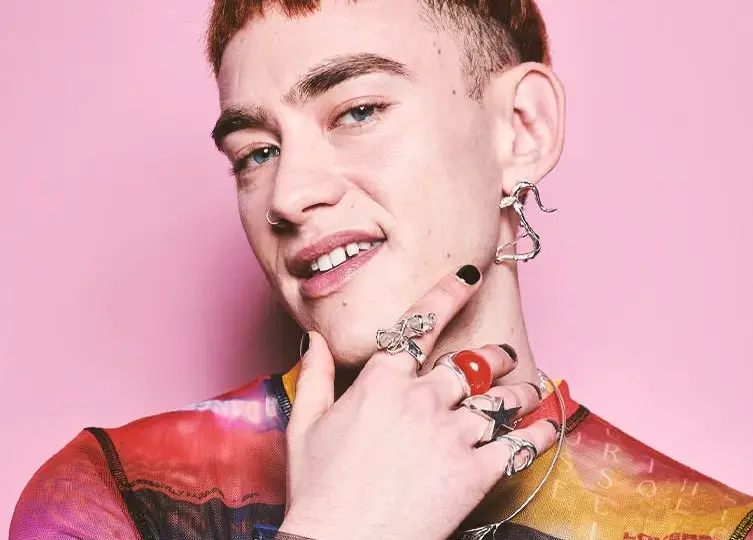 Olly Alexander: Od aktora do króla popu. Poznajemy jego historię