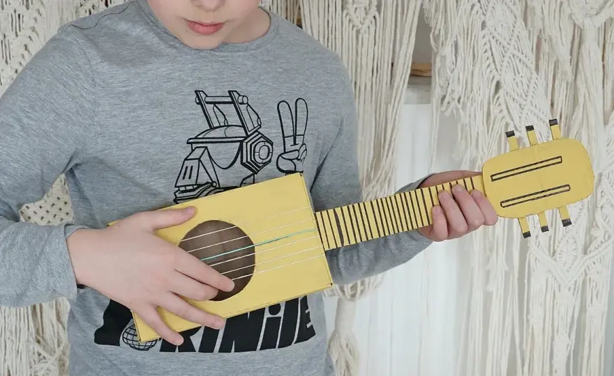 Zrób własne ukulele z kartonu: prosty sposób na domowy instrument