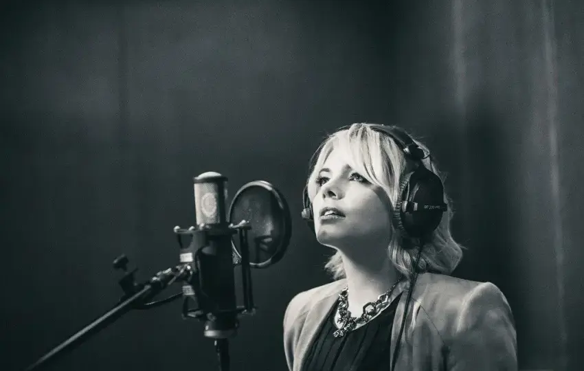 Ania Dąbrowska: 7 utworów, które musisz znać. Lista hitów artystki