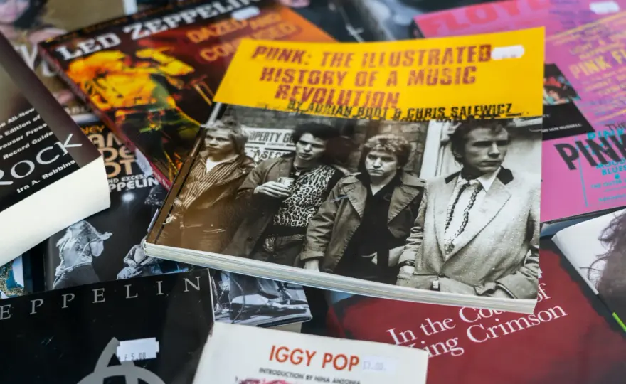 Iggy Pop: Jak stał się ikoną punk rocka i wpłynął na muzykę?