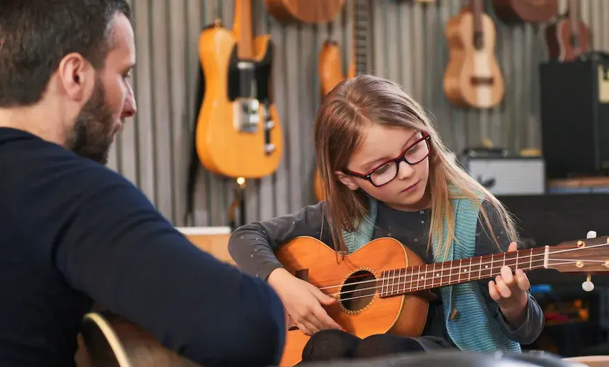 Naucz się grać zawsze tam gdzie ty na ukulele - kompletny poradnik 2025