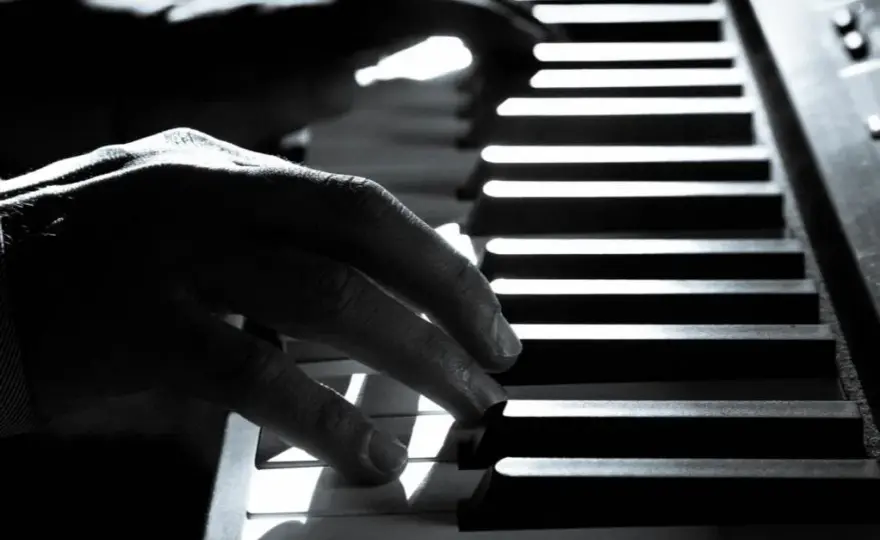 Jak prawidłowo układać palce na pianinie i uniknąć błędów technicznych