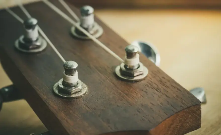Naucz się jak nastroić ukulele w 4 prostych krokach - poradnik dla każdego