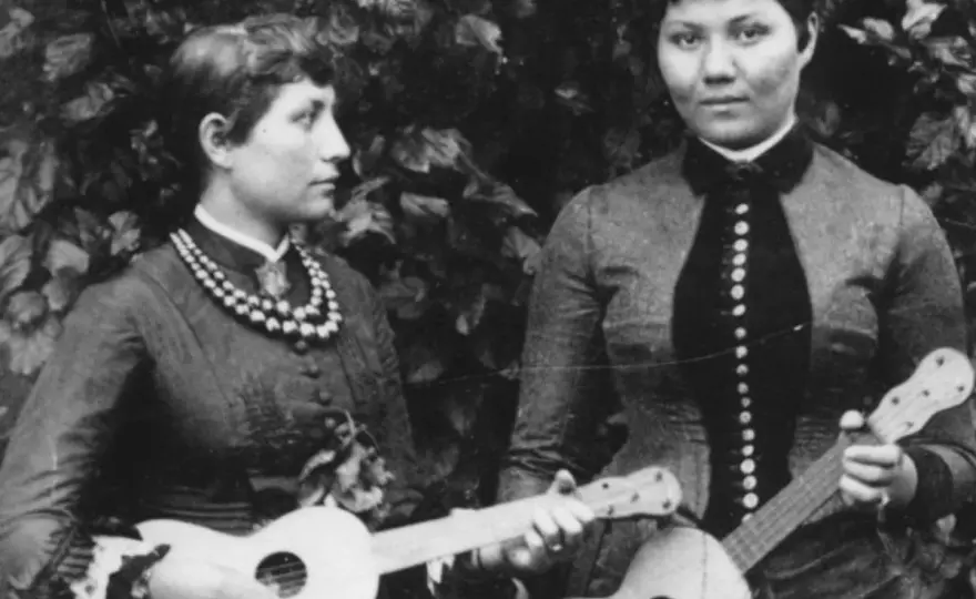 Fascynująca historia ukulele: poznaj prawdziwe pochodzenie hawajskiej gitary