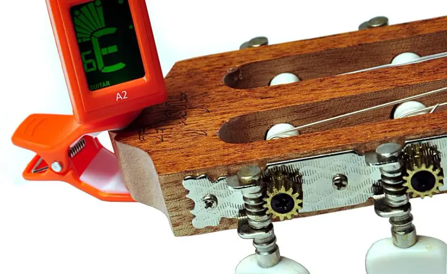 Strojenie ukulele stroikiem gitarowym - praktyczny test i wskazówki