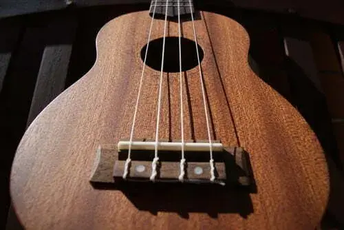 Jakie struny do ukulele sopranowego wybrać: kompletny poradnik 2025