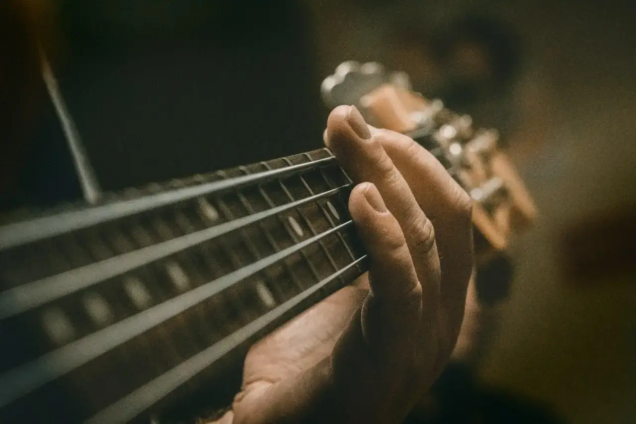 Zdjęcie Gitara basowa - poznaj jej rolę i najlepszych basistów